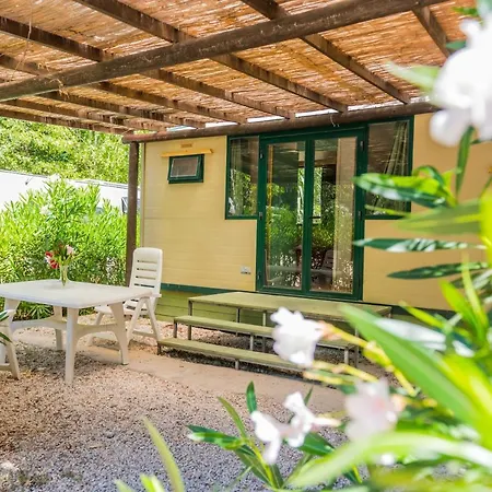 キャンプ場 Osalla Garden Bungalow オロゼーイ