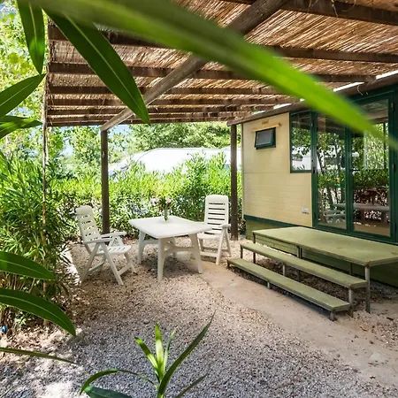 Osalla Garden Bungalow オロゼーイ